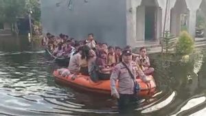 Polisi Sediakan Perahu Antar Jemput Siswa Sekolah yang Kebanjiran