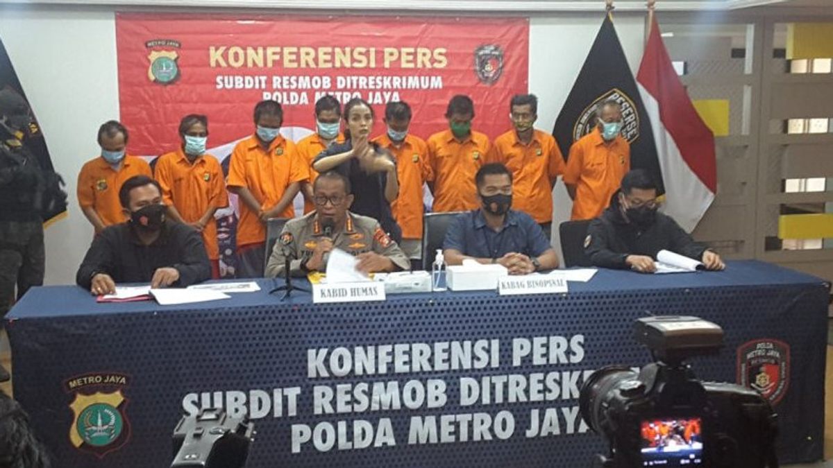 Police Arrest 8 Thieves Chairs To Iron Transjakarta