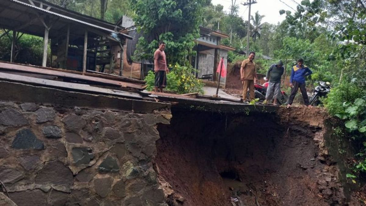 Road In Trenggalek Landslide, BPBD Temporarily Installs Anticipation Of Nekat Riders Passing