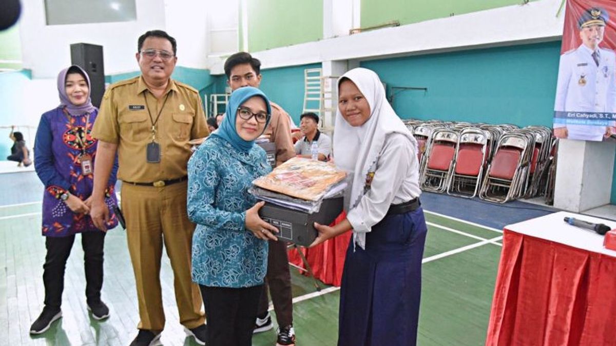 Surabaya City Government Distributes Free School Uniforms To 7,000 Students