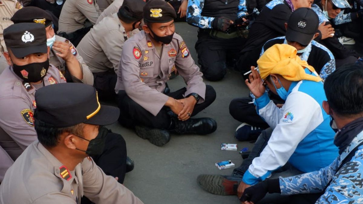 Banten Police Chief Instructions, Une Ligne De Commandement Fait Face à Des Manifestations De Milliers De Travailleurs Et D’étudiants, Finit Par S’asseoir Ensemble