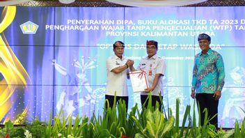 حاكم كالتارا يسلم DIPA و TKD 2023 بقيمة 12.24 تريليون روبية إندونيسية إلى مدن ريجنسي ، بزيادة 17 في المائة ،