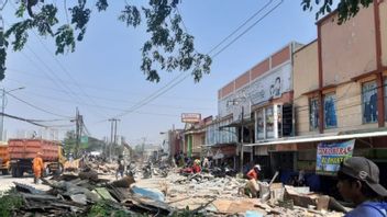 Bekasi Regency Government Demolished Dozens of Illegal Buildings and Stalls Along Kalimalang Inspection