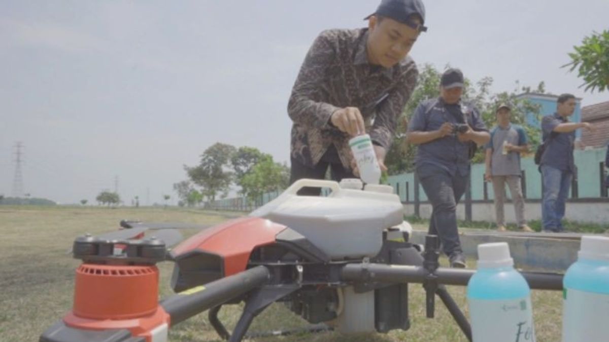 PT Pupuk Kujang In Collaboration With IPB Spray Pupuk Use Drone, Faster And Right