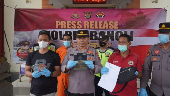 Vegetable Traders In Bali Hide Bags Containing Stolen Money And BPKB In Banana Tree