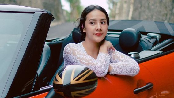 4 Gaya Seru Anya Geraldine Naik Mobil, <i>Bikin Pengin Nebeng</i>