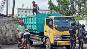 Tumpukan Sampah di Pasar Cimanggis Diangkut Bertahap, Area juga Disemprot Kurangi Bau Tak Sedap