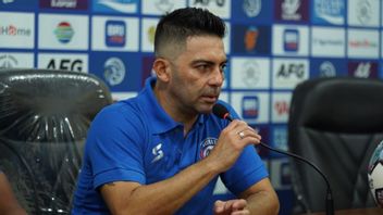 Arema FC Coach Expresses The Condition Of His Player After The Malang Tragedy