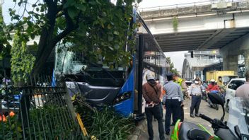 Bus TransJakarta Tabrak Fasilitas Umum di Duren Sawit, Tidak Ada Korban Jiwa