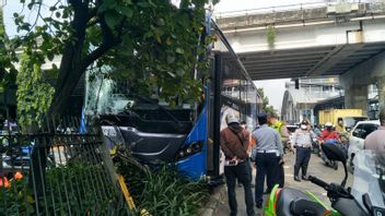 TransJakarta Bus Collises Public Facilities In Duren Sawit, No Casualties