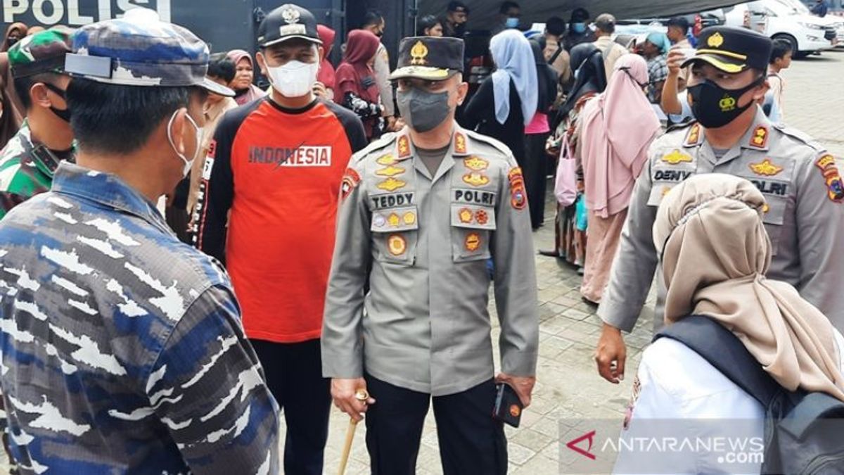 Tenez-vous Fermement Aux Enseignements Islamiques, Le Chef De La Police Teddy Minahasa S’assure Que Les Habitants De L’ouest De Sumatra Ne Sont Pas Affectés Par Les Canulars Vaccinaux