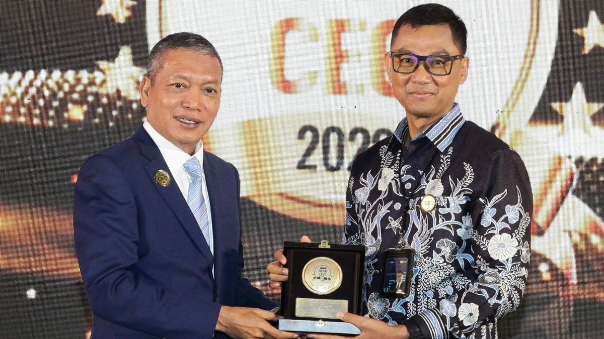 Successfully Following Transformations, President Director Of PLN Achieves The Top 100 CEO Award