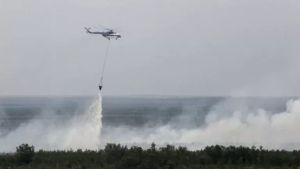 Des hélicoptères d’eau bombardant 4 zones de Karhutla dans le sud de Sumatra, 1 point déchiré 132 000 litres d’eau