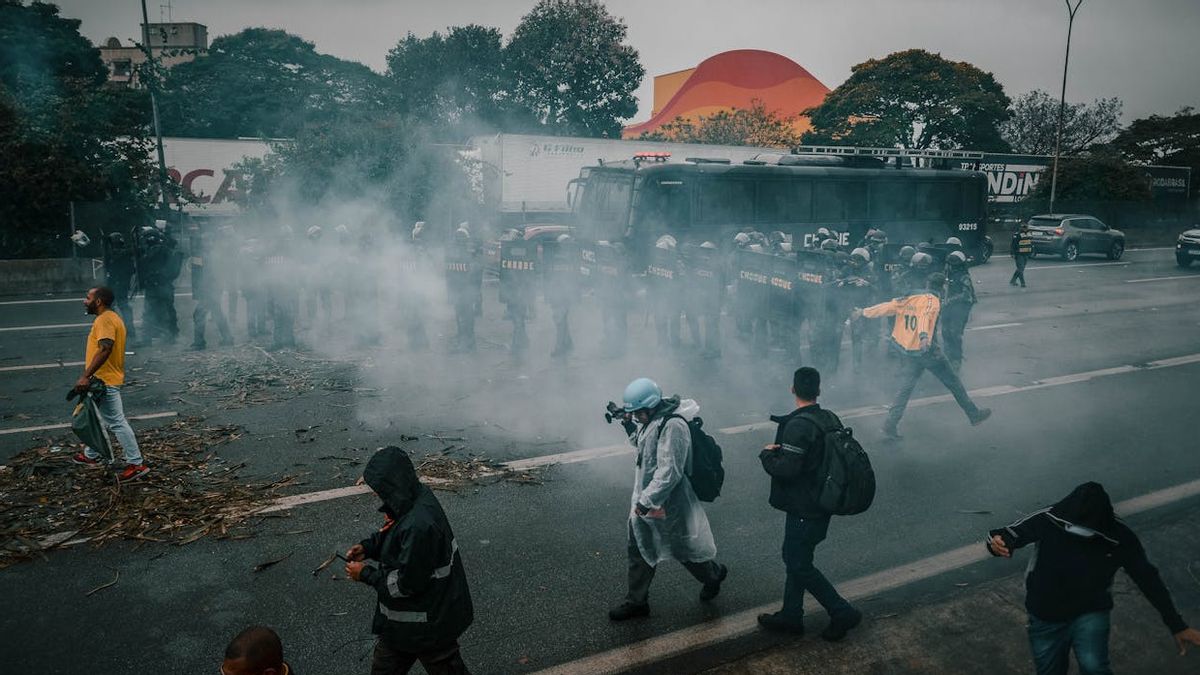 Gas Air Mata Dapat Sebabkan Perih hingga Iritasi, Kenapa?