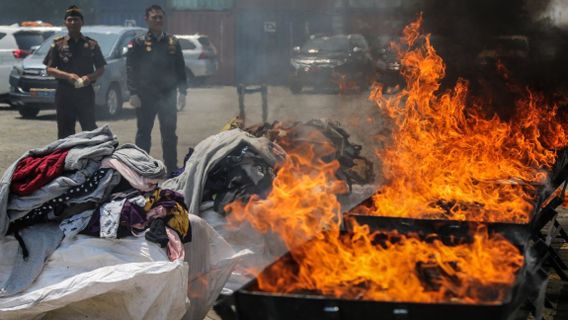 The Ministry Of Trade Has Successfully Carried Out 21,054 Bal Of Illegal Imported Used Clothing Worth Rp120.65 Billion