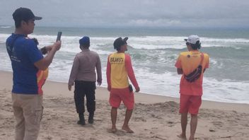 数十人の人々がシャンティラービーチ、レバクで溺れたポンドク・ゲデ・ベカシからの観光客を見つけるために介入します