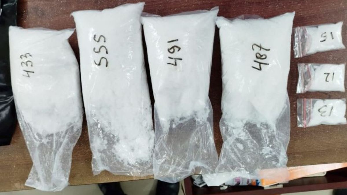 Des agents de l’aéroport SSK Pekanbaru arrêtent un trafiquant de 2 kilogrammes de méthamphétamine