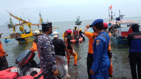 Un Pêcheur Porté Disparu Lorsqu’il A été Frappé Par La Foudre Dans Les Eaux De Situbondo Retrouvé, Le Nombre De Morts So 5