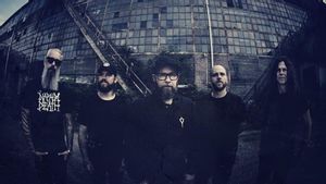 In Flames Tebarkan Kekacauan Distopia dalam Video Musik <i>Meet Your Maker</I>