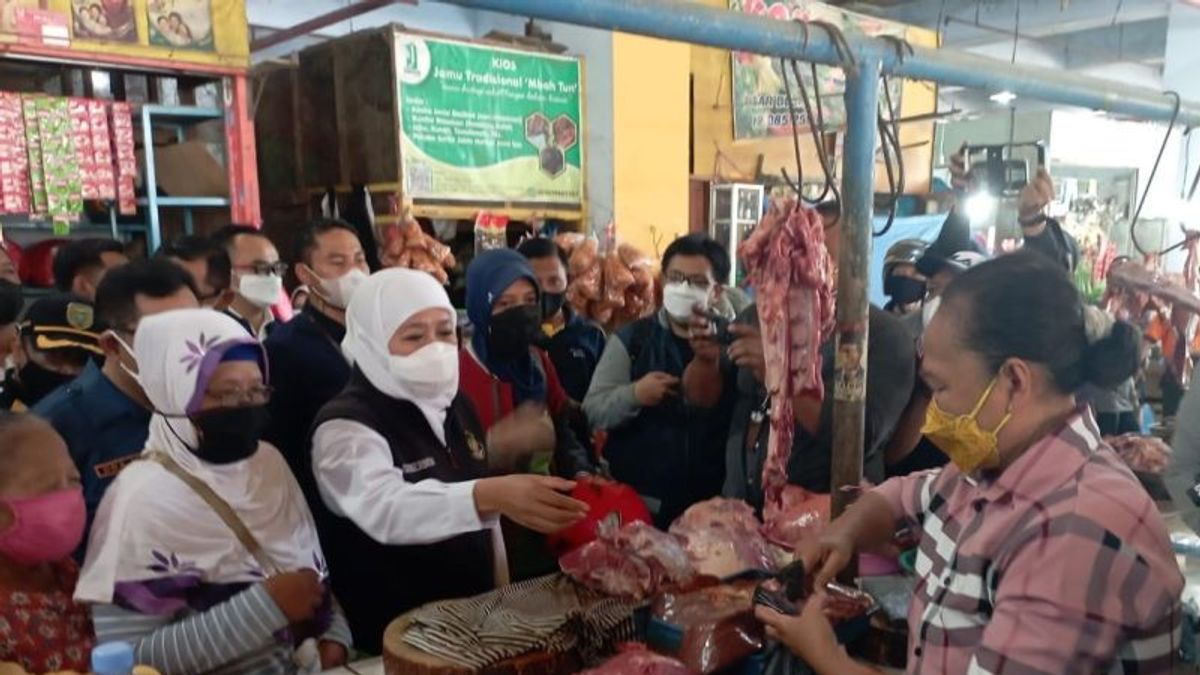 Visit To Madiun, Governor Khofifah Indar Parawansa Monitors Beef Prices And Cooking Oil Stocks