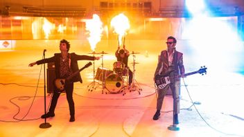 Bantuan Green Day untuk Perbaikan Restoran Denny's yang Rusak karena Konser Band Punk