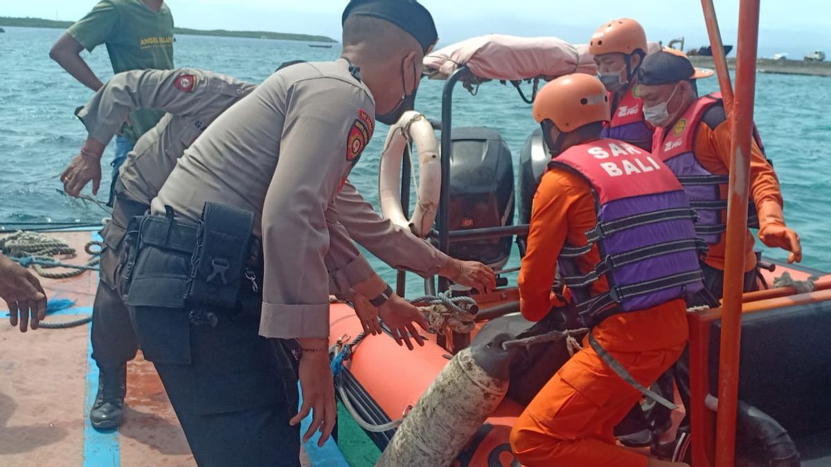 Guide Touristique Qui A été Traîné Par Le Courant Sur La Plage De Kelingking à Nusa Penida Retrouvé Mort