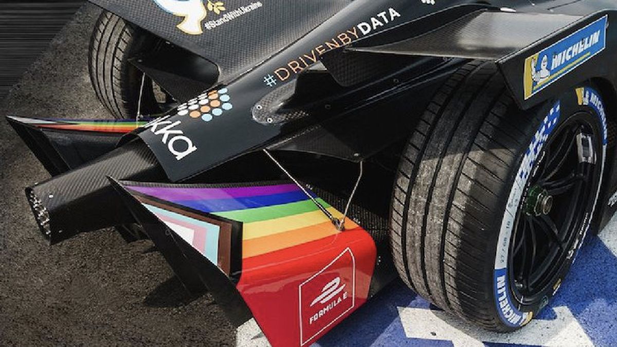 ROKit Venturi Racing的简介，这是一支电动方程式车队，在安可尔赛道上公开为LGBT而战，Anies Baswedan的骄傲