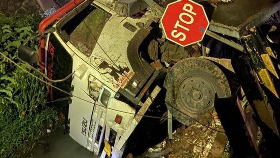 Gajayana Train Hits Truk Tronton in Kebumen, Pos Pelintasan Destroyed