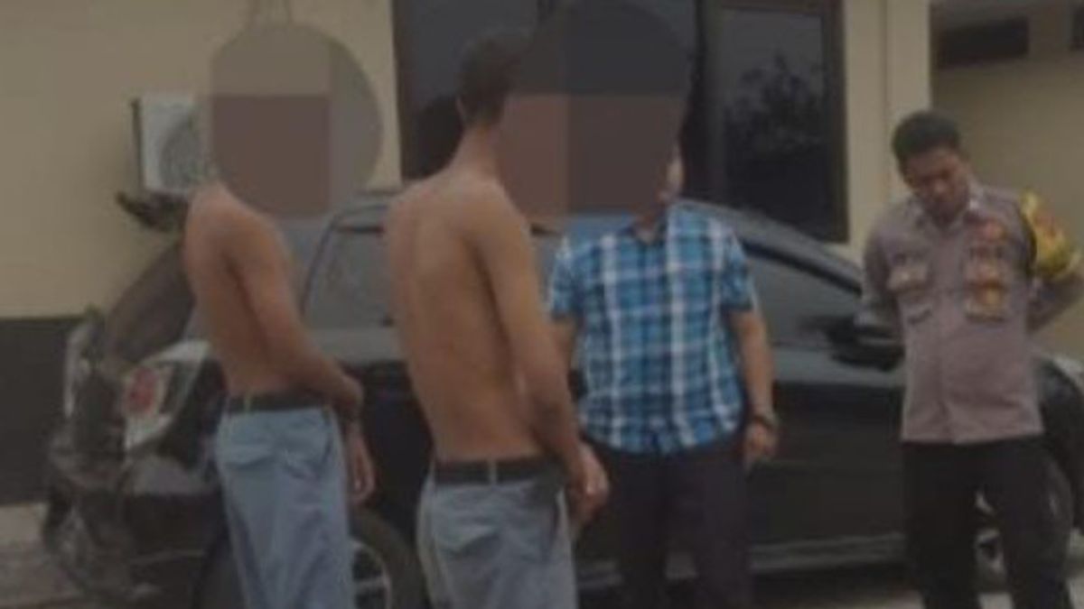 制服を着て鎌を背負い、セランバンテンの2人の生徒が警察に追われている