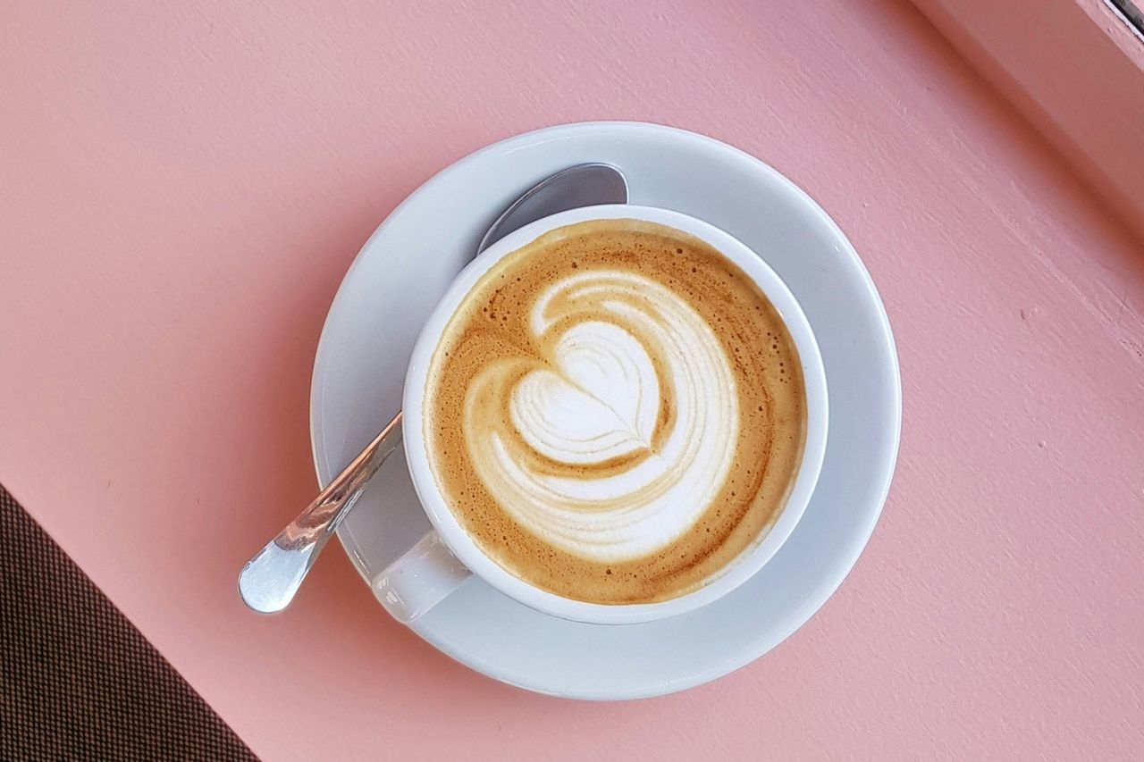 似ています、違いはカプチーノ、ラッテ、フラットホワイトの組成です