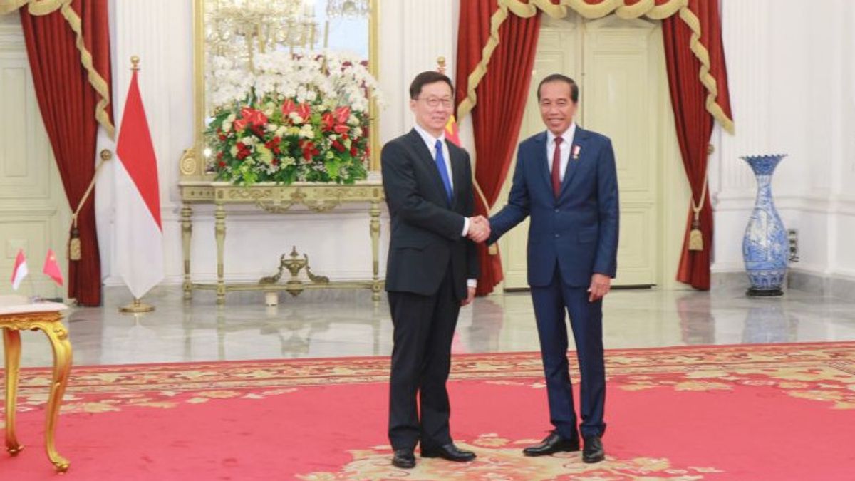 visite au palais merdeka, le vice-président chinois a salué Xi Jinping à Jokowi