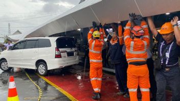 Cinq voitures percutées par un pot-de-chaussée à la gare de Yogyakarta lors de la pluie abondante