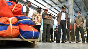 Head Of BNPB-Menko PMK Hands Over Starvation Assistance In Central Papua, Including 50 Tons Of Rice And 3 Thousand Packages Of Rendang