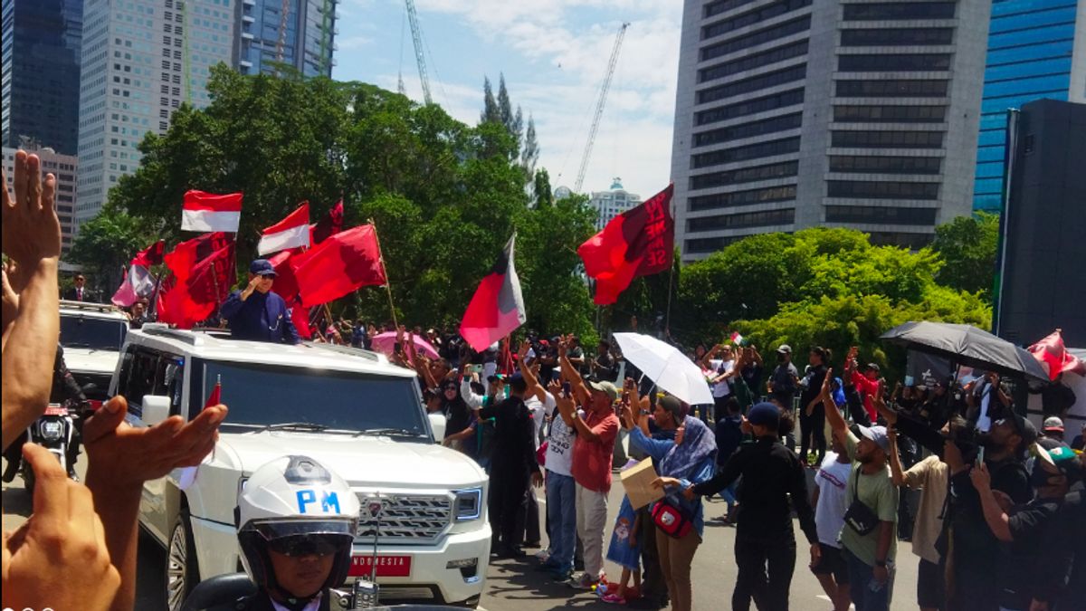 Riding Maung Garuda Putih While Wavering, Prabowo Greets People On Jalan Sudirman