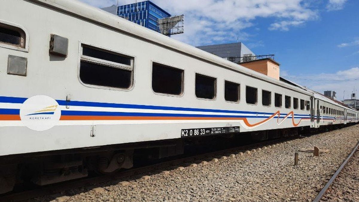 NOUVRE-FEU: La ligne de train de circulation s’est heurtée par le train de Turangga à Bandung