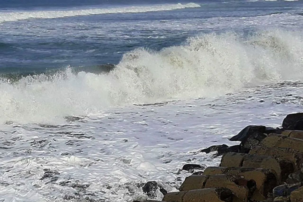 Belitung Fisheries Service Urges Fishermen To Beware Of High Waves And Bad Weather