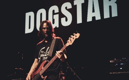 Bagaimana Keanu Reeves Belajar Bass Dadakan dari Flea