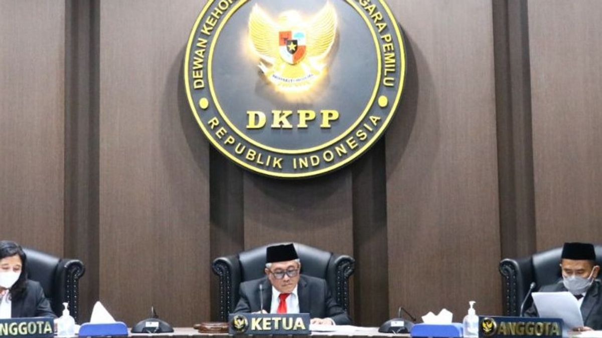 Siri与PPS成员，KPU Dompu NTB主席Kena Saknsi纪念DKPP