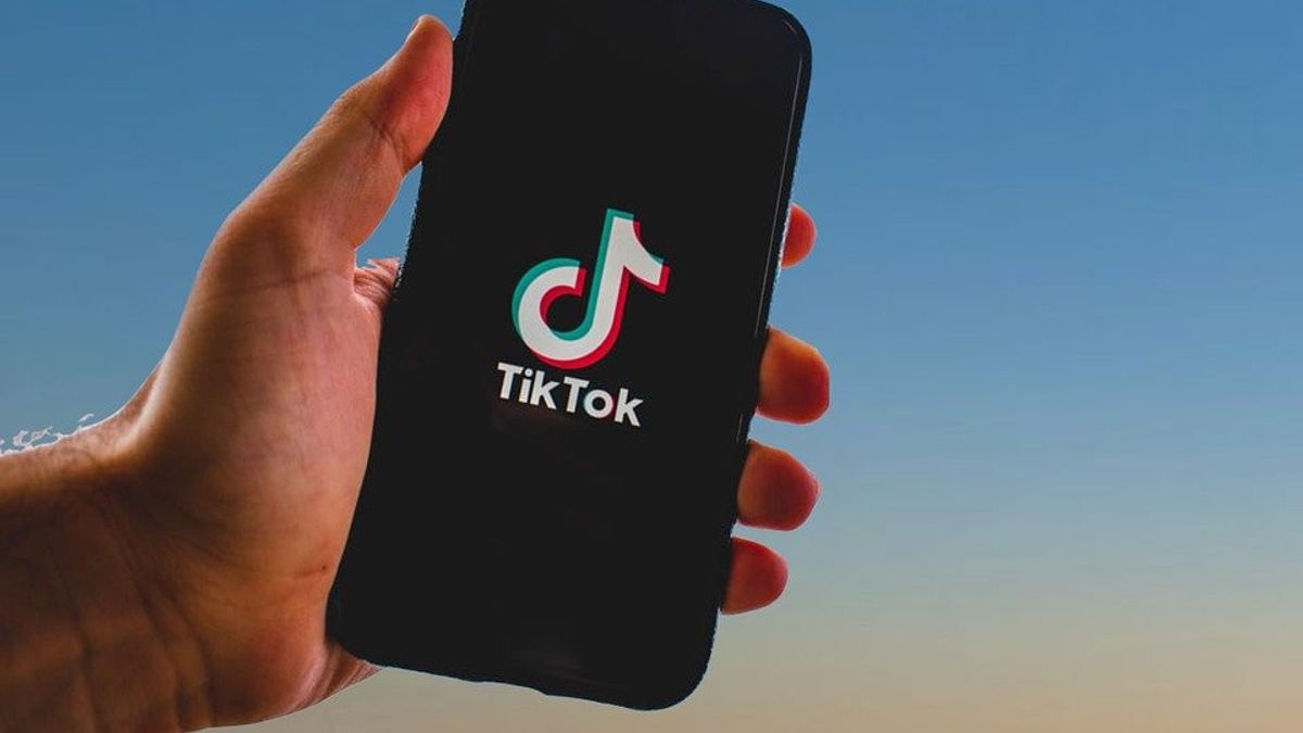 لا تتردد في الإبلاغ عن الحسابات ومقاطع الفيديو والتعليقات غير المناسبة مثل القاعدة على TikTok