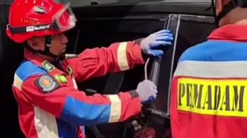 Des pompiers évacuent un garçon piégé dans une voiture alors que le moteur est chauffé