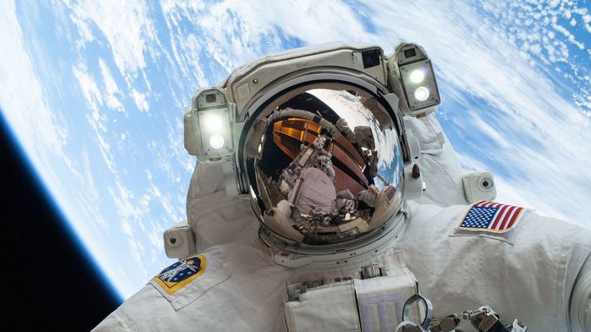 英国天文学家马丁·里斯(Martin Rees)批评人类进入太空