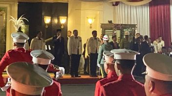 Prabowo dan SBY Dampingi Jokowi Terima Defile di Upacara Parade Senja HUT ke-78 TNI