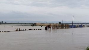 Sungai Melimpas dan Tanggul Jebol Perluas Area Banjir di Demak