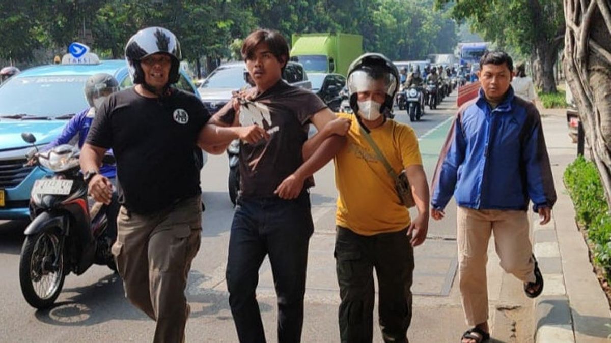 Satpol PP يرتدي ملابس بلطجية اعتقال "Pak Ogah" عند جولة Jalan Sawah Besar Jakpus