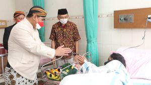 Kunjungi Pasien HIV Asal Jabar yang Melahirkan, Taj Yasin Kasih Nama Bayi: Semoga Bisa Bawa Hidayah