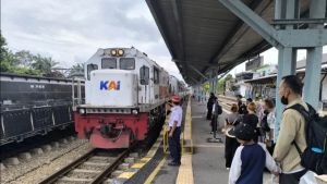 Perjalanan KA Blambangan Ekspres Terganggu Akibat Tertemper Truk
