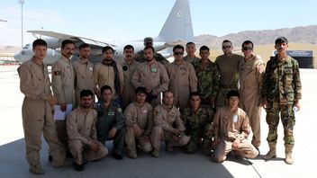 躲藏在塔利班，美国训练的飞行员和数百名阿富汗人正在塔吉克斯坦等待撤离