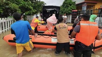 Floods In Banda Aceh Make Residents And COVID-19 Patients Flee