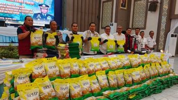 La police de Java oriental a démasqué le trafic de riz SPHP faux à Probolinggo, 400 emballages de 5 kg saisis