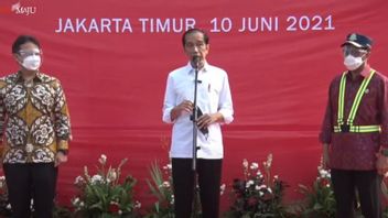 Examen Des Vaccinations Contre La COVID-19 Au Terminal De Kampung Rambutan: Jokowi: Ces Conducteurs Vaccinés, Les Kernets Et Les MPME Au Terminal